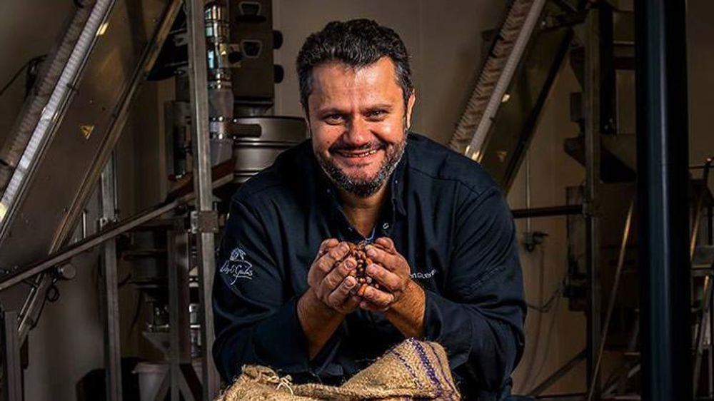 Vincent Guerlais fabrique son cacao, de la torréfaction au conchage, à partir de ses propres fèves. © Olivier Marie 